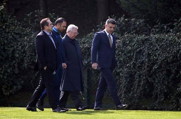 <p>"Basketbol için Guardiola'yı gittin aldın. Orada UEFA kıskacı yok bazı oyuncular futbolcular kadar para kazanıyor. Baketbolda yaşanan başarı futbol vizyonsuzluğunu gösteriyor. Fenerbahçe seneye Volkan ile imza atılacağı haricinden bir şey bilmiyor. Futbol iyi olursa sorun olmaz. Taraftar maça gitmiyor ya..."</p>