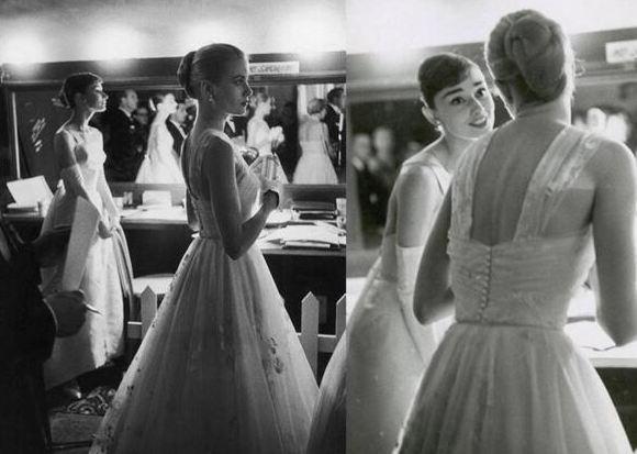 <p>Audrey Hepburn ve Grace Kelly Oscar törenine çıkmadan çnce kuliste, </p>
<p> </p>