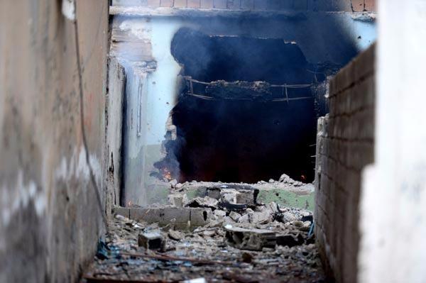 <p>Bazı hedeflerin vurulması, hendeklerin temizlenmeye çalışılması kameralara yansıdı.<br />
Şırnak'ın Cizre İlçesinde sokağa çıkma yasağının 43'üncü gününde PKK'lıların revir olarak kullandığı öğrenilen belediyeye ait taziye evine güvenlik güçleri operasyon düzenledi.</p>
