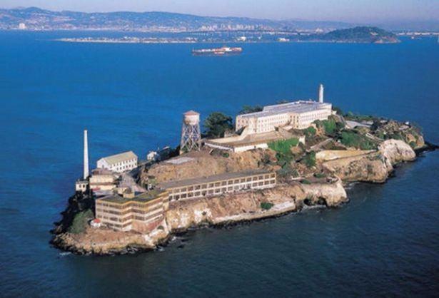 <p>Alcatraz Hapishanesi (California, Birleşik Devletler) Kimi zaman yalnızca Alcatraz ya da Kaya olarak isimlendirilen Alcatraz Adası, California'daki San Francisco Koyu'nun ortasında yer alan küçük bir adadır.</p>

<p> </p>
