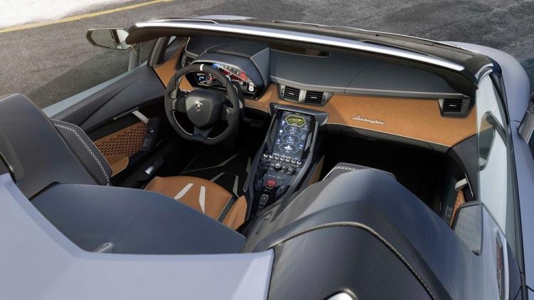 <p>Otomobilin "mükemmeliyetçi" sürücüler düşünülerek geliştirildiğini belirten Lamborghini yetkilileri, Centenario Coupe ve Roadster kardeşlerin, aynı zamanda markanın ileride üreteceği modellere tasarım açısından da öncülük edeceğinin altını çiziyor.<a href="http://www.ahaber.com.tr/galeri/otomobil/2017-lamborghini-centenario-roadster/4">.</a></p>