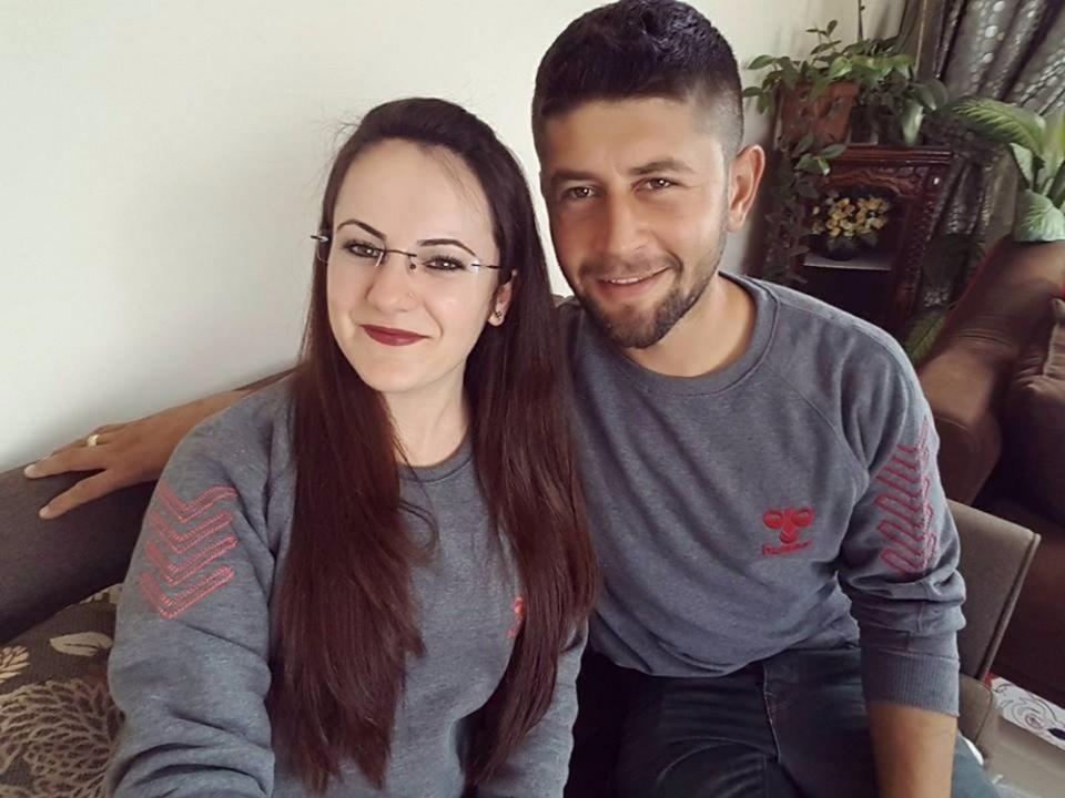 <p>Şehit Uzman Çavuş Ali Yılmaz, 10 Şubat’ta nişanlanmıştı. Şehit Yılmaz, 18 Kasım 2016’da nişanlısı ile olan fotoğrafını paylaştı. Acılı haberin gelmesi ile Şehit Uzman Çavuş Ali Yılmaz’ın facebook profili ise acılı mesaj yağdı. Şehit Yılmaz’ın memleketi Karamanlı’da toprağa verileceği öğrenildi.</p>
<p> </p>