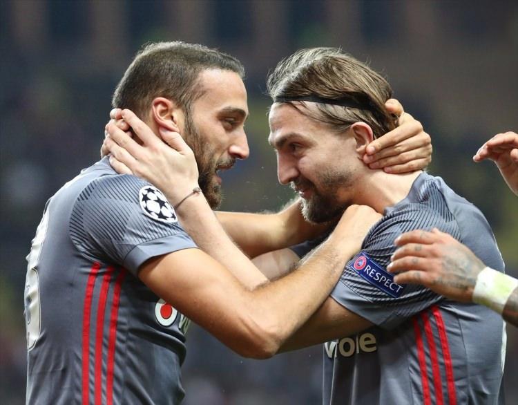 <p>DailyMail gazetesi "Tosun 2 tane attı Beşiktaş kazandı"diye manşet attığı haberinde Cenk Tosun'un Beşiktaş'tan almanın artık daha zor olduğunu yazdı. </p>
