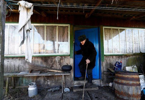 <p>Yaşanan felaketten sonra Belarus'taki bir k&ouml;yde yaşayanlara radyoaktif bulutlardan dolayı evlerini terk etmeleri s&ouml;ylendi.&nbsp;</p>
