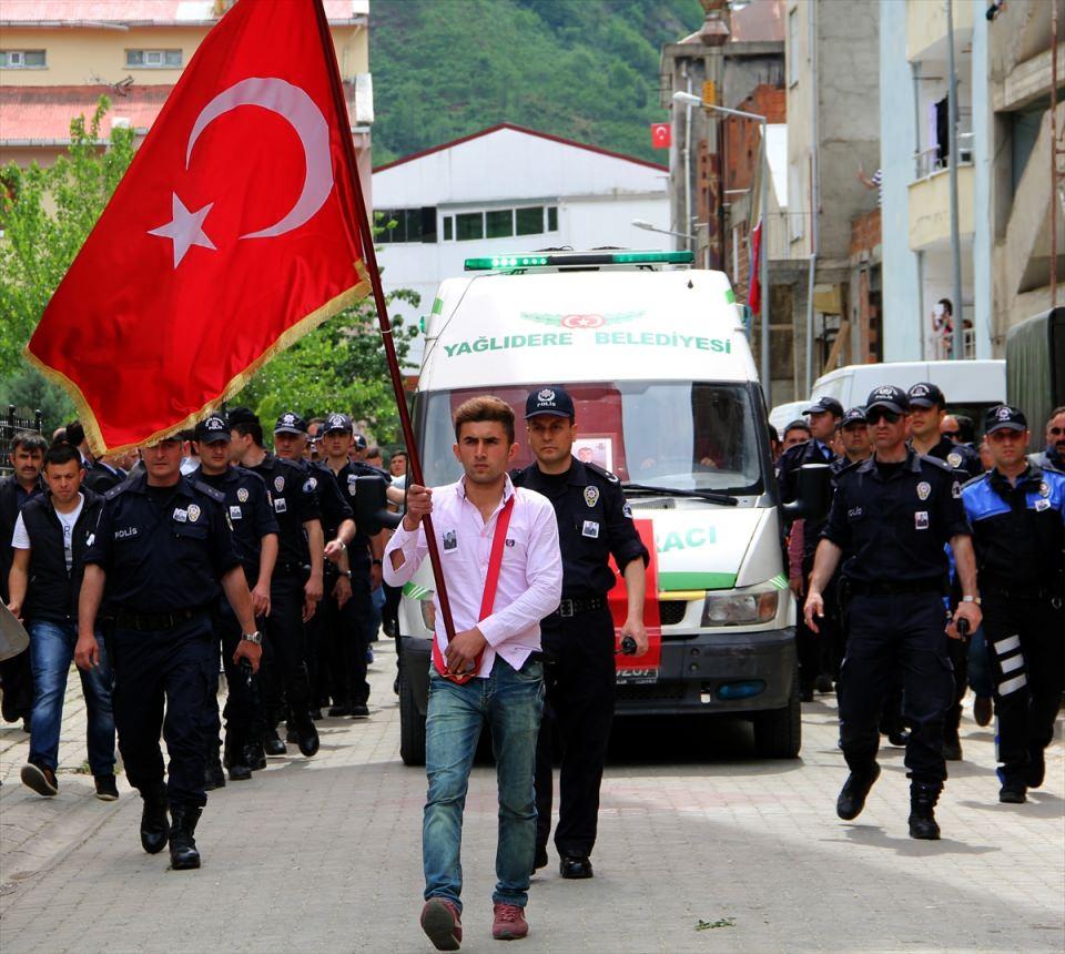 <p>Mardin'in Nusaybin ilçesindeki operasyonda, PKK'lı teröristlerce el yapımı patlayıcının infilak ettirilmesi sonucu şehit olan Jandarma Uzman Çavuş Süleyman Kul'un cenazesi, memleketi Giresun'un Yağlıdere ilçesinde toprağa verildi.</p>
<p> </p>