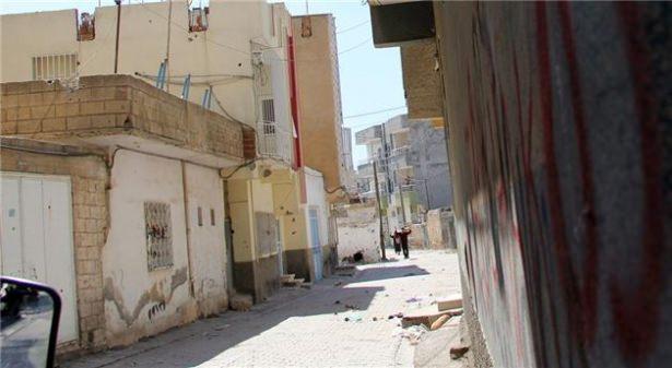 <p>Nusaybin'de PKK'lı teröristlerin yakalanması, patlayıcılarla tuzaklanan çukurların kapatılması, barikatların kaldırılması, halkın can ve mal güvenliğinin sağlanması amacıyla ilan edilen sokağa çıkma yasağının ardından Türk Silahlı Kuvvetleri ve emniyet unsurlarınca 14 Mart'ta başlatılan operasyon sürüyor.</p>