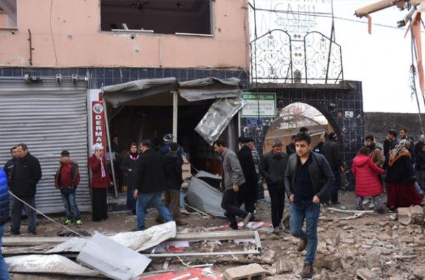 <p>Şans eseri ölen ya da yaralanan olmadığı patlama bölgesinde sabah saatlerinde polis ekipleri inceleme yaptı.</p>
<p> </p>