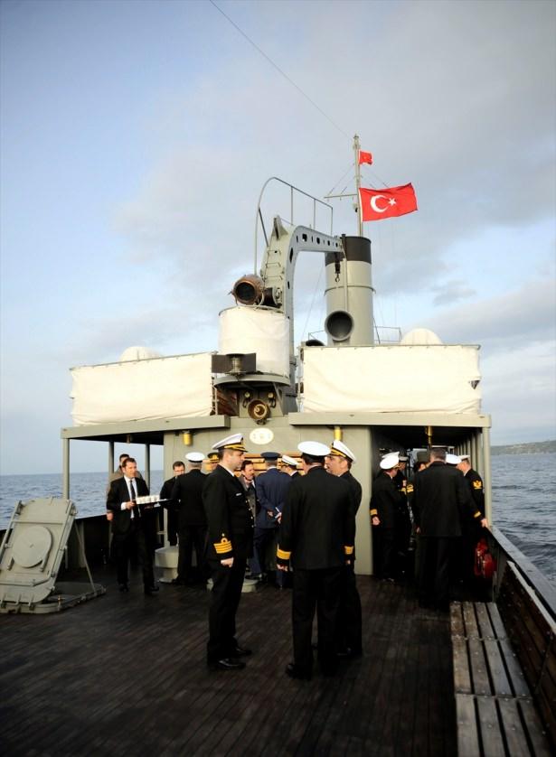<p>Gemi Komutanı Deniz Yüzbaşı Burak Kandaş, yaptığı konuşmada, Nusret Mayın Gemisi'nin Çanakkale Savaşları'ndaki yeri ve önemini anlattı.</p>