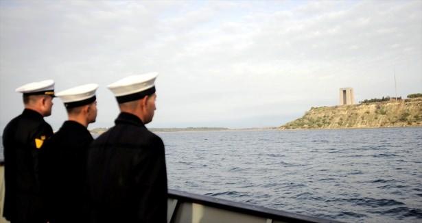 <p>Vali Vekili Saim Eskioğlu, Çanakkale Boğaz ve Garnizon Komutanı Tuğamiral Serdar Ahmet Gündoğdu ile Belediye Başkan Vekili Ramazan Etik, şehitler için denize çelenk bıraktı.</p>