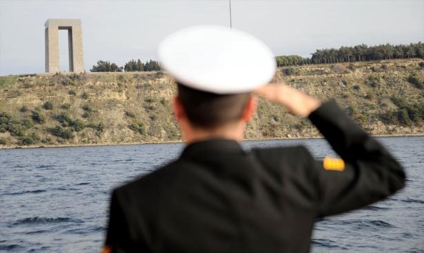 <div>Gemi mürettebatı, daha sonra önünden geçtiği Şehitler Abidesi'ni selamladı.</div>

<div>Saim Eskioğlu, AA muhabirine yaptığı açıklamada, şehitleri rahmetle andıklarını belirterek, "Bugünümüzü onlara borçlu olduğumuzu hiç unutmuyoruz" dedi.  Eskioğlu, 101 yıl önceki büyük bir zaferin, destanın başlangıç saatlerinde olduklarına işaret ederek, şöyle konuştu:</div>
