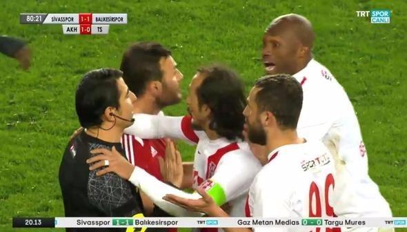<p>Balıkesirsporlu futbolcular hakeme yoğun şekilde itiraz etse de sonuç alamadı.</p>
