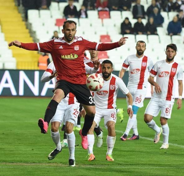 <p>Sivasspor'un maçtaki golünü Gekas atarken karşılaşma 1-1'lik eşitlikle sona erdi.</p>
