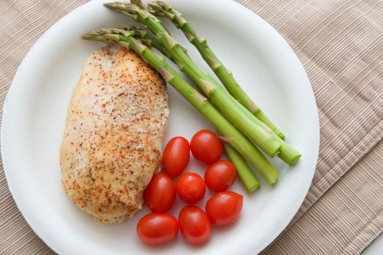 <p>Pilicin daha lezzetli olması için, içerisine<strong> soğan, sarımsak, limon, adaçayı, kekik, defne yaprağı</strong> ve <strong>portakal</strong> gibi besinler tercih edilebilir. </p>