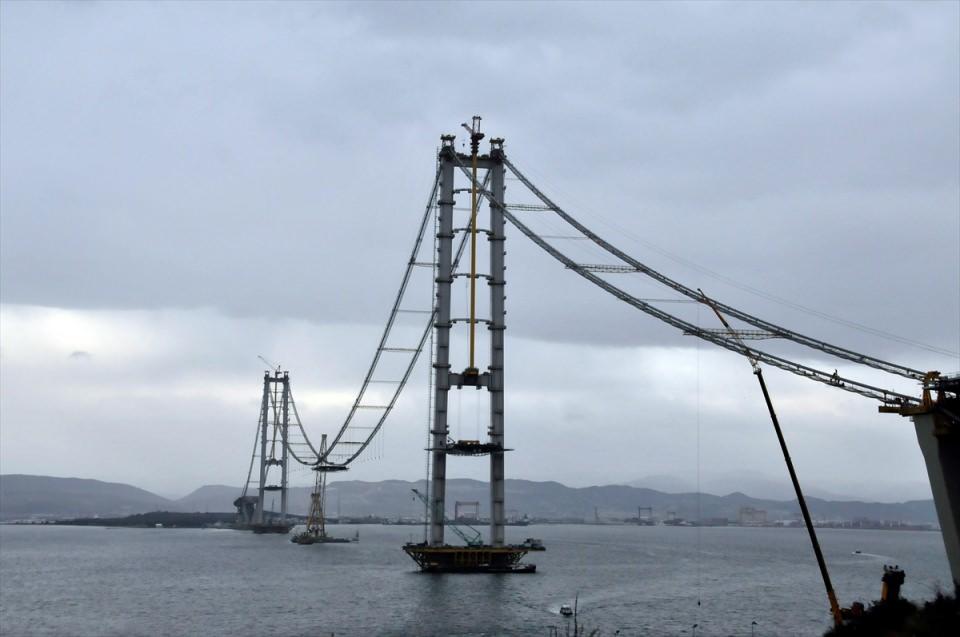 <div>Ulaştırma, Denizcilik ve Haberleşme Bakanı Binali Yıldırım, tamamlandığında dünyanın en büyük orta açıklığa sahip dördüncü asma köprüsü olacak Körfez Geçiş Köprüsü'nde incelemelerde bulundu.</div>

<div> </div>
