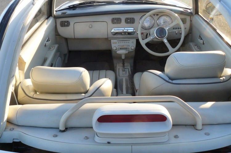 <p>İçeride ise retro gösterge ve radyo dikkat çekiyor.</p>
