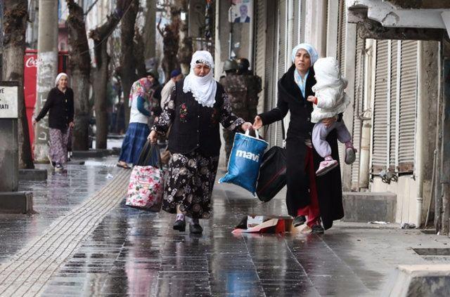 <p>Diyarbakır'ın merkez Bağlar ilçesindeki Kaynartepe Mahallesi'nde ilan edilen sokağa çıkma yasağının ardından terör örgütü PKK mensuplarının saldırısından endişe duyan vatandaşlar evlerini terk ediyor.</p>
<p> </p>