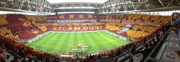<p>Galatasaray, Beşiktaş'ı 2-0 yendikleri karşılaşma öncesi yaptıkları koreografi şovu ile maç öncesine damga vurdu.</p>