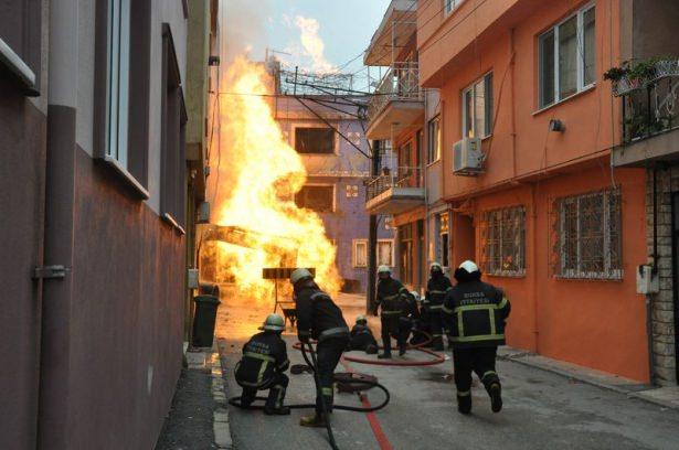 <p>Bursa'da, iş makinesiyle altyapı çalışması için kazı yapılırken delinen borudan sızan doğalgaz alev aldı. İtfaiye ekipleri, apartmanların boyunu aşan alevleri söndürmeye çalıştı.</p>
