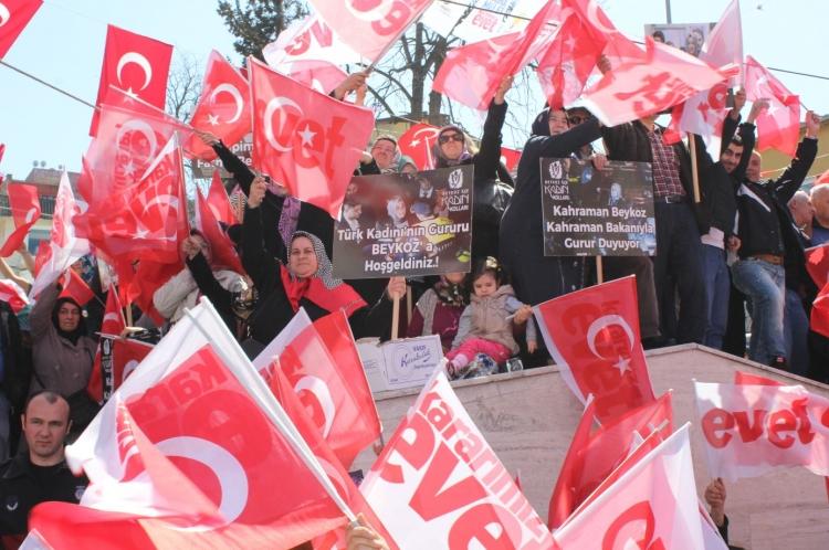 <p>Kabinenin tek kadın bakanı olan Fatma Betül Sayan Kaya, güçlü siyaseti ile kısa sürede gönülleri kazandı. </p>
