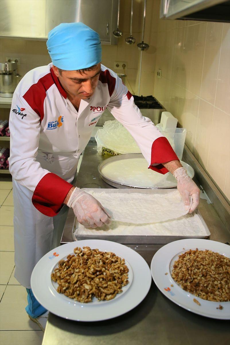 <p><strong>"En çok bu ay ilgi görüyor"</strong></p>
<p>Pasta ustası ve pastane işletmecisi Oktay Taşkıran, AA muhabirine yaptığı açıklamada, güllacın yaklaşık 600 yıllık bir geçmişi bulunduğunu belirterek, özellikle "ramazan" denildiğinde akla ilk gelen tatlılardan olduğunu söyledi.</p>