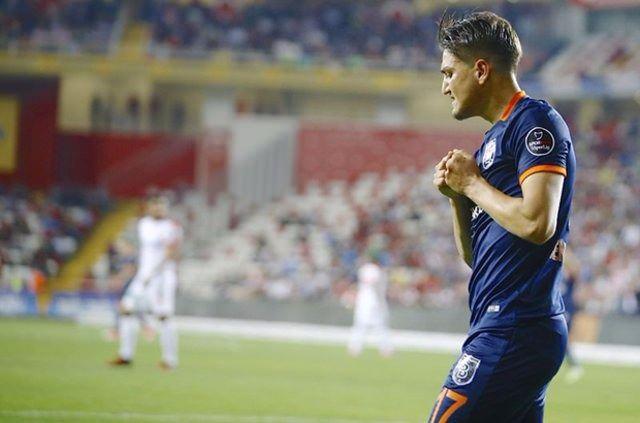 <p><strong>"PREMIER LİG'İ ÇOK İSTERİM"</strong></p>

<p>Cengiz Ünder, geçtiğimiz günlerde verdiği bir röportajda, “Premier Lig’de oynamayı çok istiyorum” demişti. </p>
