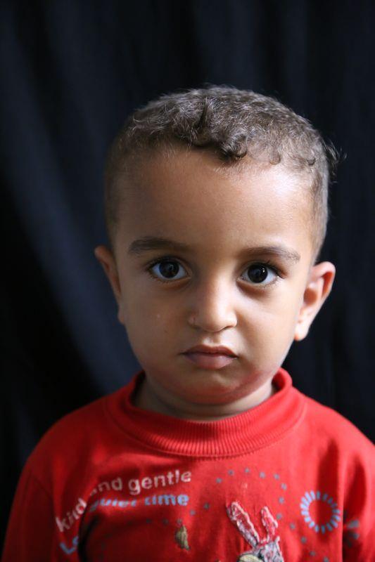 <p>İzgahi ailesinin en küçük ferdi olan 3 yaşındaki Kerem İzgahi, iç savaşın en acı tanıklarından biri. Ülkesinden anne karnında gelen ve dünyaya gözlerini Türkiye'de açan İzgahi, herş eyden habersiz yaşamına devam ediyor. </p>