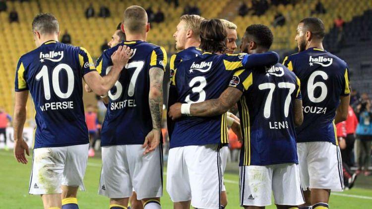 <p>Fenerbahçe kâbus gibi bir sezonu geride bırakmaya hazırlanıyor. Kadro anlamında gelecek sezon adına yapılması gereken iş çok, ancak imkanlar kısıtlı olacak. Kısıtlı imkanlar dahilinde, bu yaz Fenerbahçe kimleri elden çıkarmalı, kimleri takımda tutmalı?</p>
