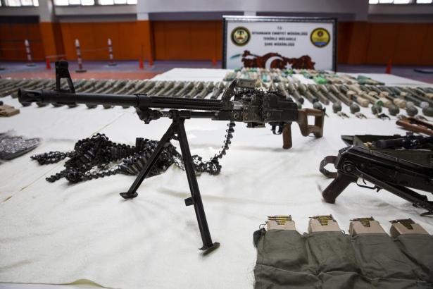 <p>22 el bombasına ait fünye, 82 şarjör, bin 860 fişek, 2 metal kutu içerisinde uzun namlulu tüfek fişeği, keskin nişancı tüfeğine ait dürbün, 4keskin nişancı tüfeği şarjörü ve çok sayıda uzun namlulu fişek mayonu bulundu.</p>
<p> </p>