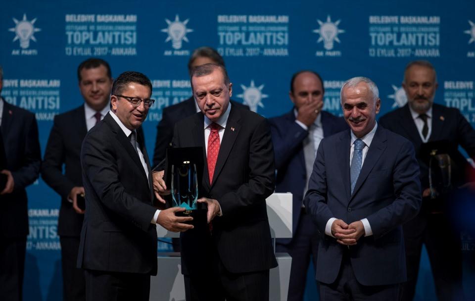 <p>Ankara'nın Altındağ Belediye Başkanı Veysel Tiryaki ödül aldı.</p>