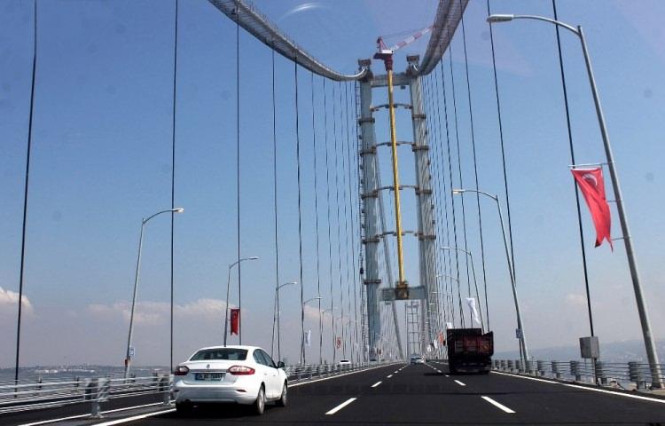 <p>Ramazan Bayramı’nı İstanbul dışında geçirecek olan tatilciler Osmangazi Köprüsü’nün bayram boyunca ücretsiz olmasını da fırsat bilerek köprüye akın etti. Bayram dönemlerinin en yoğun noktalarından biri olan Topçular ise tarihinin en boş dönemini yaşıyor.</p>
