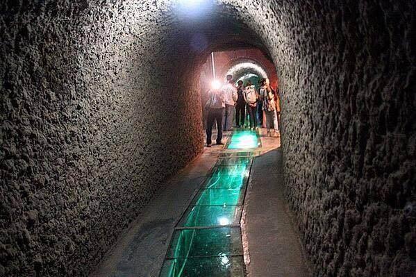 <p>Bölgedeki su sıkıntısından ötürü 2 bin yıl önce Tanrı Dağlarından Turfan istikametinde toplam uzunluğu 5 bin 272 kilometre olan yer altı su kanalları inşa edilmesinin ardından bölge, cenneti andıran güzel manzaralara sahip.</p>
<p> </p>