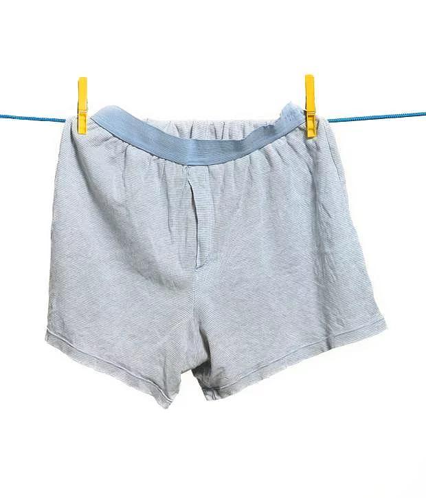 <p>1 saatte pantolonunun içine en fazla iç çamaşırı giyme rekoru İngiltere'de. Tam 144 tane !</p>