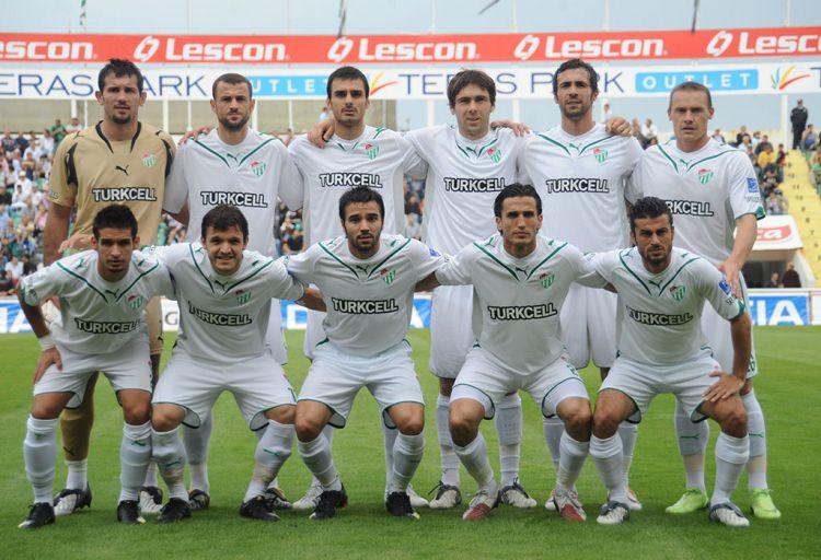 <p>BURSASPOR 2009-2010<br />
<br />
Soldan sağa</p>
<p><strong>Ayaktakiler:</strong> Yavuz Özkan, Hüseyin Çimşir, Turgay Bahadır, Ivan Ergic, Ömer Erdoğan, Tomas Zapotocny.</p>
<p><strong>Oturanlar:</strong> Veli Acar, Pablo Martin Batalla, Volkan Şen, Mustafa Keçeli, Ali Tandoğan.</p>