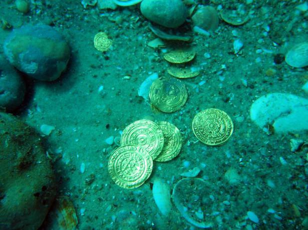 <p>İsrailli dalgıçlar, Akdeniz’de Fatimiler dönemine ait yaklaşık iki bin altın buldu.</p>
