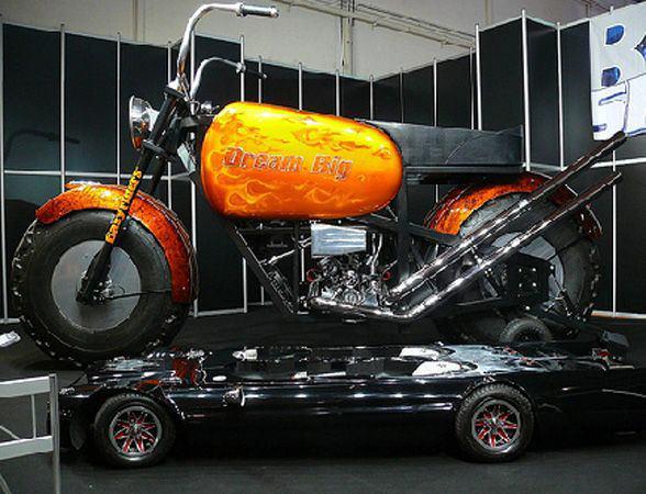 En büyük motosiklet 3 yılda tamamlanan motosikleti yüksekliği yaklaşık 5 metre...
