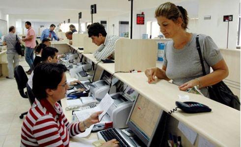 <p>KAMU kurumlarının kadro taleplerinin bildirim süresi mayıs ayı başında sona erecek. Kamu kurumlarından gelen talepler değerlendirilerek sadece acil olanlar için izin verilecek. Bu da kurumların kadro taleplerinin büyük ölçüde düşürülmesine yol açacak. Ancak 2013 yılında yeni alınacak olan memur sayısının üniversitelerle birlikte 100 bine yaklaşacağı tahmin ediliyor. 2013 yılı memur alım takvimine göre, 1. yerleştirme işlemi 24 Haziran ile 3 Temmuz tarihleri arasında yapılacak. İkinci yerleştirme işlemi ise kasım ayında gerçekleştirilecek. (Star)</p>