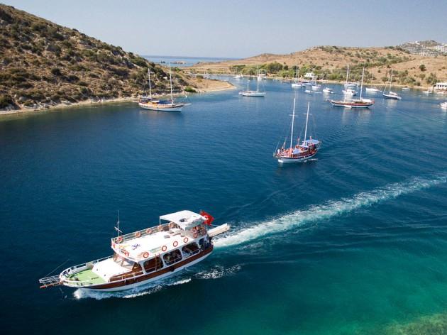 <p><strong>Ortakent-</strong> Kalabalık tatil kasabası Bodrum′un ötesine uzanan yarımadanın bu kadar el değmemiş bir yer olduğunu görmek sizi şaşırtabilir. Pırıl pırıl denizin kıyısındaki küçük, begonvillerle kaplı köylerde çiftçilerin basit evleriyle ve şık villalar yan yana bulunuyor. Yarımadanın merkezinde bulunan Ortakent, bölgenin en güzel plajlarından birine ev sahipliği yapıyor. Plajla köyü birbirinden incir, mandalina ve zeytin ağaçlarının oluşturduğu bir koruluk ayırıyor. Köy 17′inci yüzyılda savunma amacıyla inşa edilen kule evleriyle biliniyor.</p>