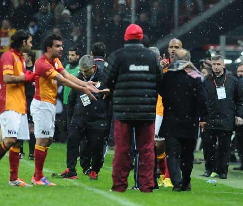 Fatih Terim'e de derdini anlatmaya çalışan Melo'nun o hali karelere böyle yansıdı.