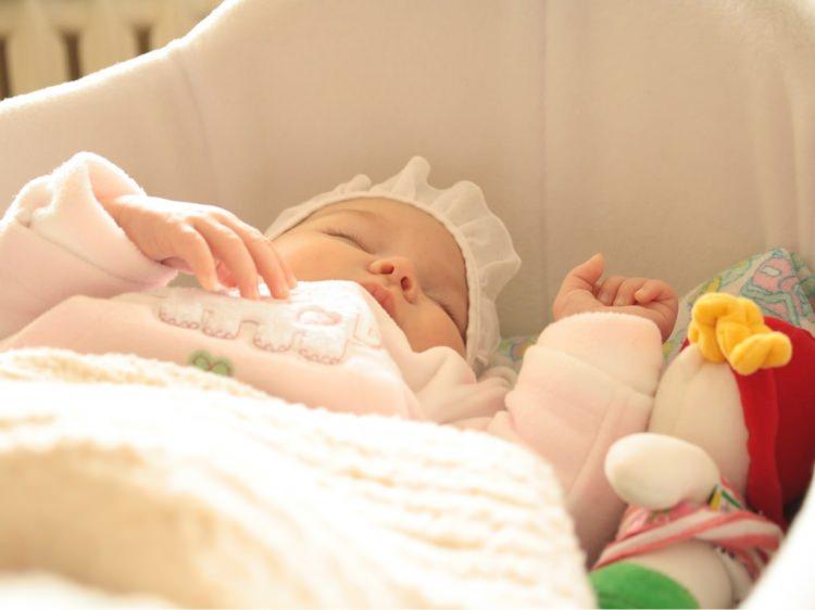 <p>Yeni doğan bebekler 6-8 haftadan sonra uyku düzenini oturtmaya başlar.</p>
