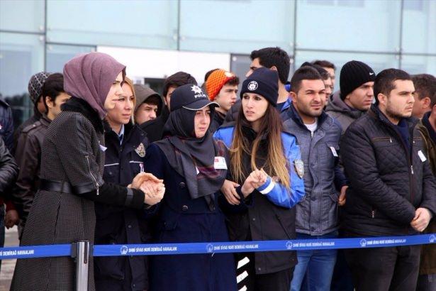 <p>Şırnak'ın Cizre ilçesinde bölücü terör örgütü PKK mensuplarına yönelik operasyonda şehit düşen özel harekat polisi Ömer Güney'in cenazesi askeri uçakla Sivas Nuri Demirağ Havalimanı'na getirildi.</p>

<p> </p>
