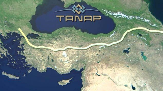 <p><strong>TANAP'TAN İLK GAZ 2018 </strong><br />
Azeri gazını Avrupa'ya taşıyacak TANAP Projesi de tüm hızıyla sürüyor. 10 milyar dolarlık proje hem Avrupa'nın enerji güvenliğini sağlayacak hem de Türk ekonomisine katkısı büyük olacak. İlk gaz akışının 2018 yılında başlaması bekleniyor. TANAP Projesi'nin, Türkiye ekonomisine oluşturacağı yeni iş ve istihdam imkanları ile de önemli katkılar sağlayacağı belirtiliyor.</p>
