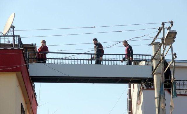 <p>Orhan Afşin ise babasının kendisini ve eşini düşünerek üst geçit yaptırdığını ifade ederek, "Artık yorulmadan kolaylıkla birbirimize gidip geliyoruz. Baba çok teşekkür ediyorum" diye konuştu. (İHA)</p>