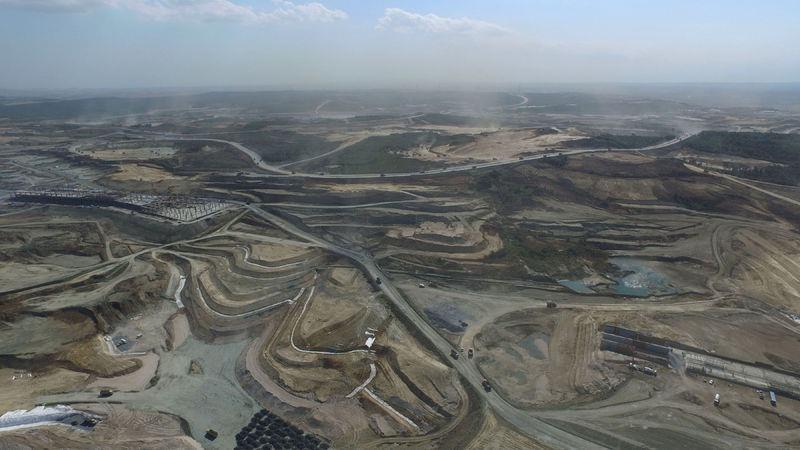 <p> Dış cam kaplamalarından, içindeki tüm detayları ile tamamlanan yolcu salonunda yürüyen merdiven örneklemesi de bulunuyor. </p>
