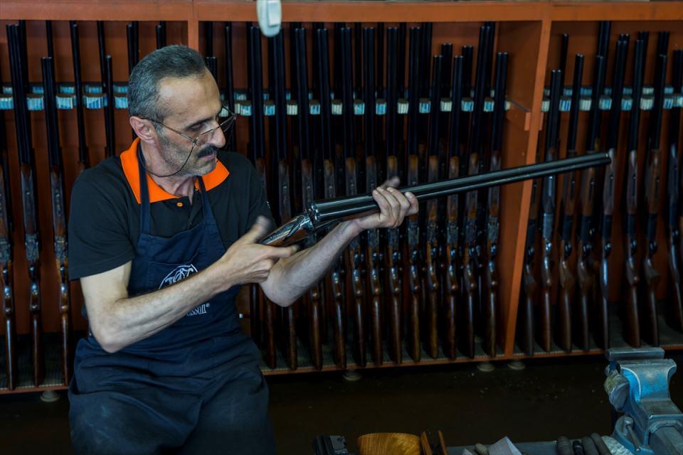 <p><strong>"Türkiye'nin isminin duyurulması adına ciddi işler yapılıyor"</strong></p>
<p>Huğlu Av Tüfekleri Kooperatifi Satış Müdürü Samet Güzel, AA muhabirine, Beyşehir'de silah üretiminin Mustafa Çavuş'un teşvikiyle evlerdeki atölyelerde başladığını, 1962 yılında kooperatifin kurulmasıyla seri üretime geçildiğini söyledi.</p>
