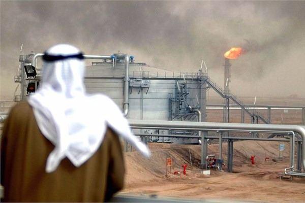 <p><strong>Suudi Arabistan</strong><br />
Petrol gelirlerinin düşmesi Körfez ülkelerini de kötü etkilemiş durumda. Uluslararası para fonu (IMF) bu konuda en çok zarara uğrayan ülkelerin başında Suudi Arabistan'ın geldiğini açıkladı. IMF'ye göre, ülke bu yıl yaklaşık 73 milyar dolar kayba uğradı. IMF, petrolde düşüşün bu hızla devam etmesi halinde Suudi Arabistan’ın 5 yıl içerisinde iflas edebileceğini duyurdu.</p>