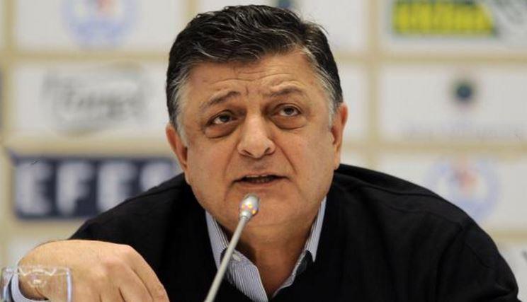 <p>"Oyuncunun yanına gitti, "Ağzını aç" dedi. Çocuk da ağzını açtı. Hoca "Senin dilin de varmış. Neden dediklerimi söylemiyorsun" dedi. Sonra da "Tabii Yılmaz sen cinsin. Kimse oynatmamış, Türk futboluna oyuncu kazandıracaktın" dedi.</p>
