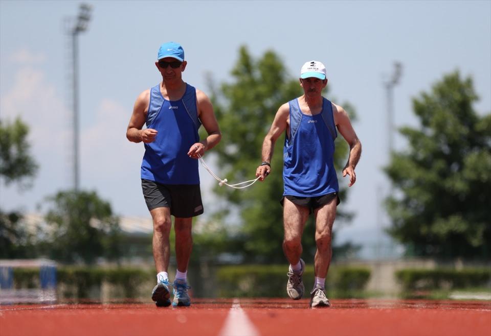 <p>"2002 ile 2007 yılı arasında 5 uluslararası maraton koştum. Bunlar 2002 New York, 2004 Atina Klasik Maratonu, 2005 Japonya Dünya Körler Maratonu, 2006 Sidney Maratonu ve 2007 Mısır-Luxor Maratonu oldu. </p>
<p> </p>