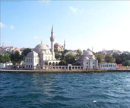 Caminin hikâyesi ise şöyle: Titizliği ile ünlü Şemsi Paşa, Sokullu Mehmet Paşa ile sık sık şakalaşırmış. Bir gün Şemsi Paşa, Sokullu Mehmet Paşa'ya "Sokullu camini kuşlar pislemiş." diye takılmış. O da, "Gökyüzüne açık olan her yer kuşların pislemesine müsaittir." demiş.