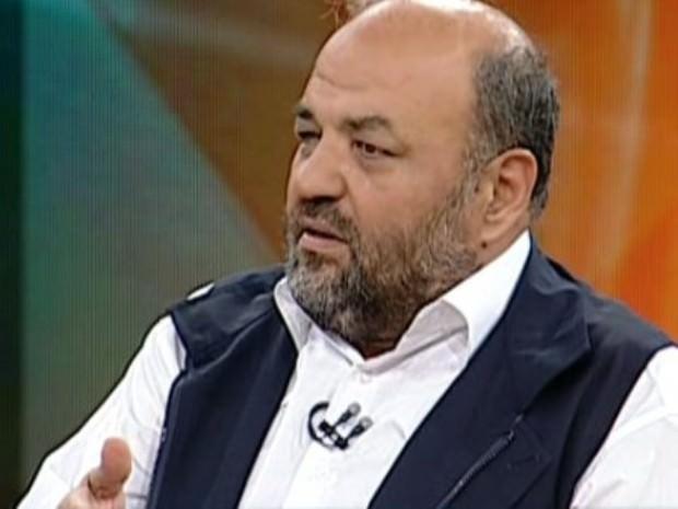 <p>Direnişin sakıncası yoktur - Antikapitalist Müslümanlar isimli grubun lideri olarak bir dönem sempatik bile bulunan İhsan Eliaçık da Gezi Parkı eylemlerine destek verenlerden. Gezi Parkı'nda namaz kılan, Gezi Parkı eylemi ve benzeri eylemlerin dinen sakıncası olmadığını ifade eden Eliaçık bu süreçte attığı tweetlerle tepki çekti. Eliaçık'ın hareketleri 'prim yapmak' olarak nitelendirenler oldu. İhsan Eliaçık süreç içinde, eski tarihlerde çekilen fotoğrafları, yeniymiş gibi paylaştı.</p>