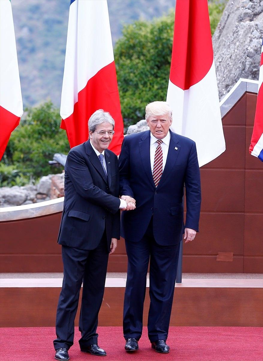 <p>Fotoğraf çekimi öncesinde ev sahibi İtalya Başbakanı Paolo Gentiloni, konuk liderleri tek tek karşıladı. Karşılamaya en geç gelen lider ise ABD Başkanı Donald Trump oldu. </p>

<p> </p>
